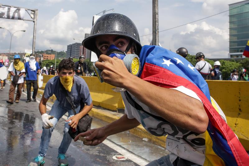 La brutal represión de este #10May que dejó un muerto y más de 160 heridos. EFE