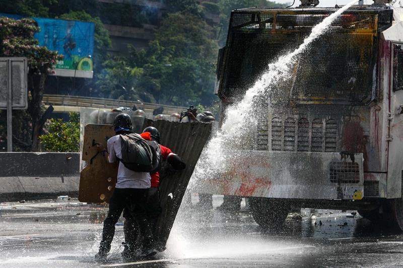 La brutal represión de este #10May que dejó un muerto y más de 160 heridos. EFE