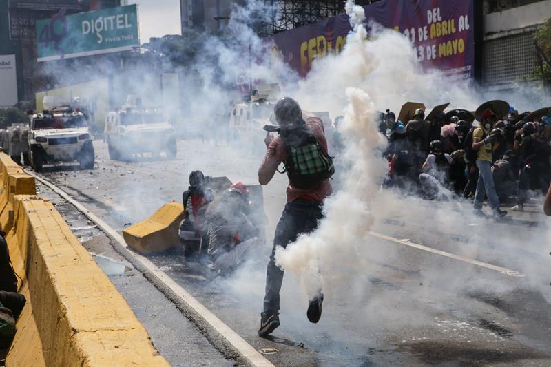 La brutal represión de este #10May que dejó un muerto y más de 160 heridos. EFE