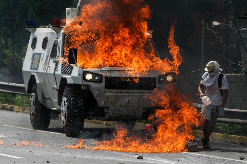 La brutal represión de este #10May que dejó un muerto y más de 160 heridos. EFE