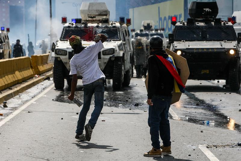 La brutal represión de este #10May que dejó un muerto y más de 160 heridos. EFE