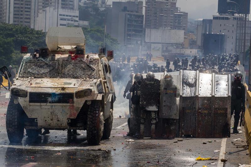 La brutal represión de este #10May que dejó un muerto y más de 160 heridos. EFE