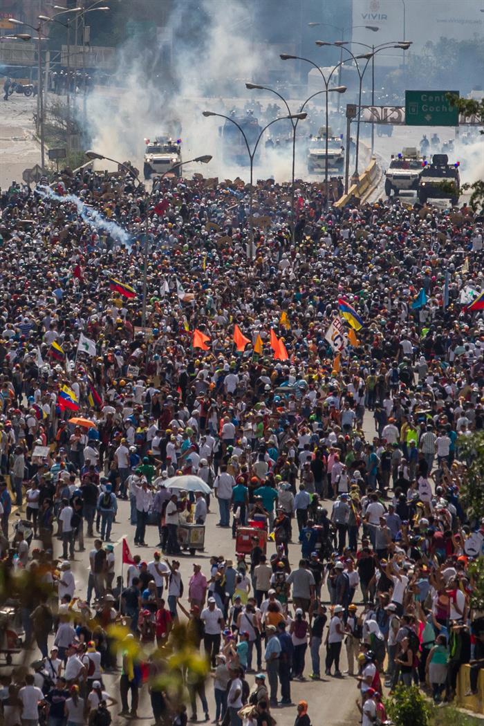 La brutal represión de este #10May que dejó un muerto y más de 160 heridos. EFE