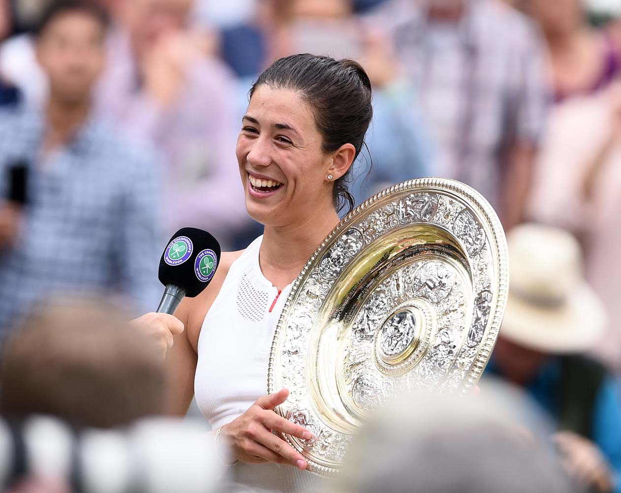 Wimbledon (United Kingdom), 15/07/2017.- Garbine Muguruza of Spain with the championship trophy as she celebrates her victory over Venus Williams of the US in the women's final of the Wimbledon Championships at the All England Lawn Tennis Club, in London, Britain, 15 July 2017. (España, Londres, Tenis) EFE/EPA/GERRY PENNY EDITORIAL USE ONLY/NO COMMERCIAL SALES