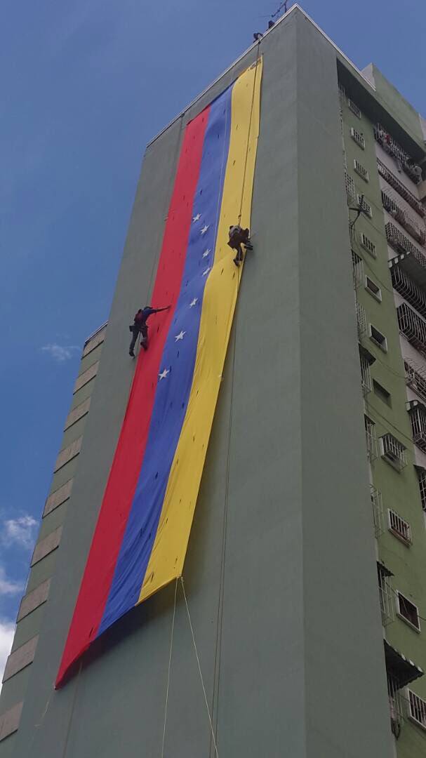 Vecinos de Los Verdes desplegaron una gigantesca bandera nacional