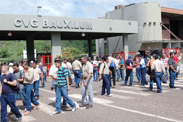 Bauxilum sucumbe ante protestas y deudas