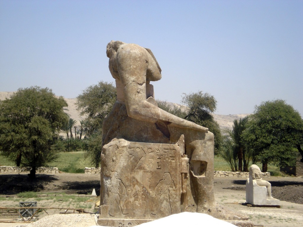 Amenofis III espera su tercera cabeza