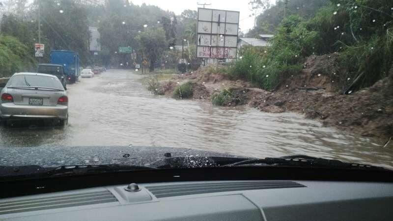 Colapsa la Panamericana por laguna en el sector Oveja Negra (Videos)