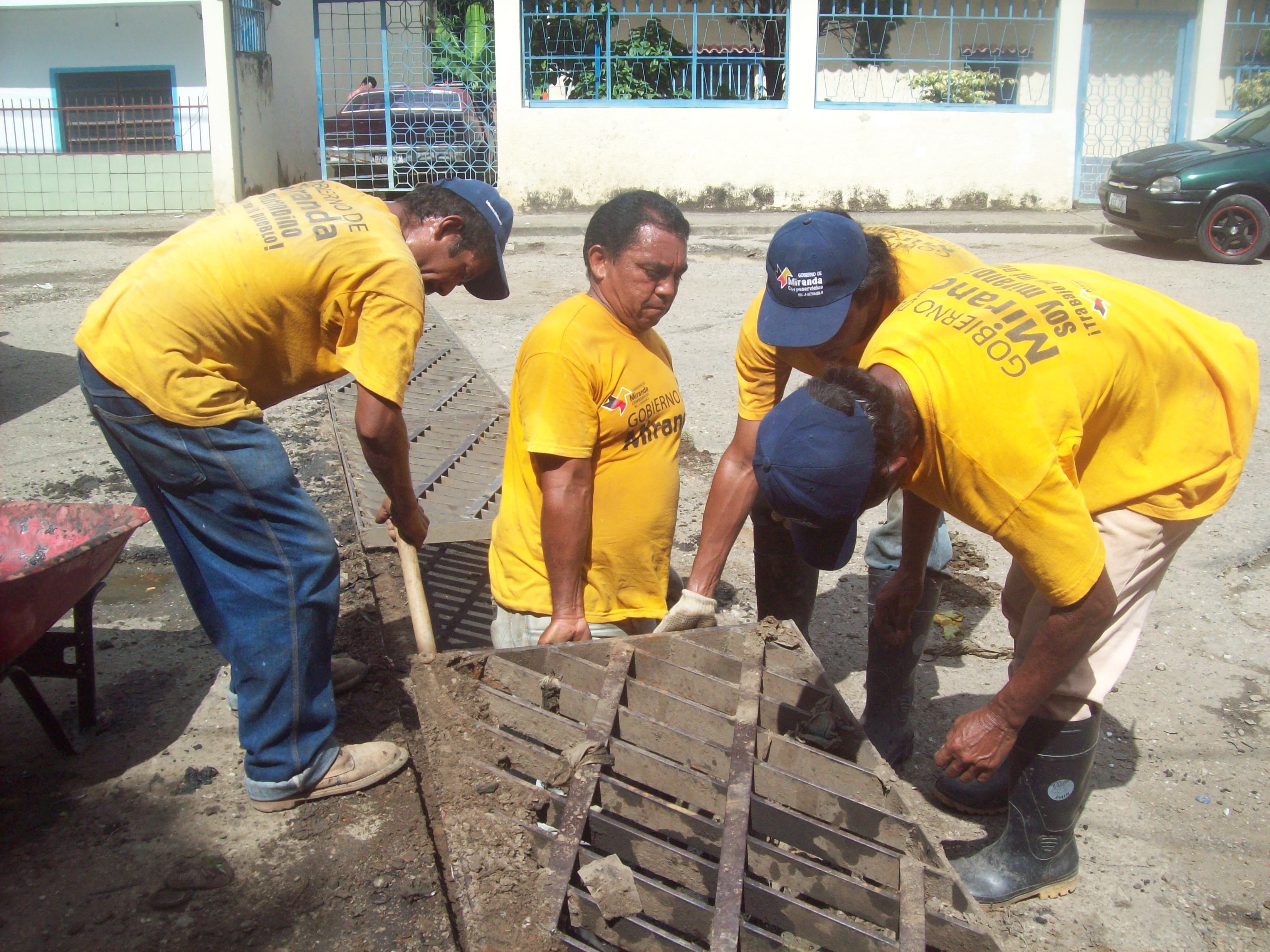 Mantenimiento Miranda realiza limpieza de cunetas por lluvias