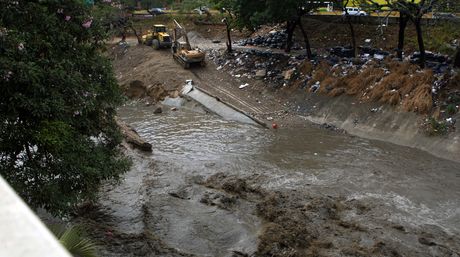 Se desbordó el río Guaire en La Línea de Petare