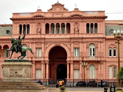 Dos hermanos intentaron quemarse hoy frente a la Casa Rosada