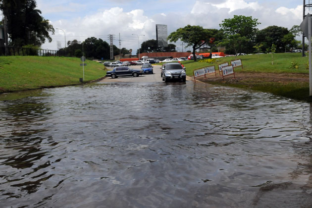 Inundaciones y caída de tendidos eléctricos por lluvias en Carabobo