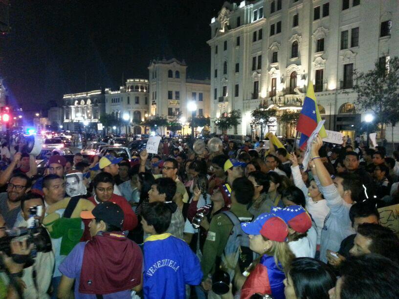 Así protestan en la Embajada de Venezuela en Perú