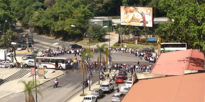 Estudiantes de la UCV trancan la Av. Francisco de Miranda a la altura de los Dos Caminos