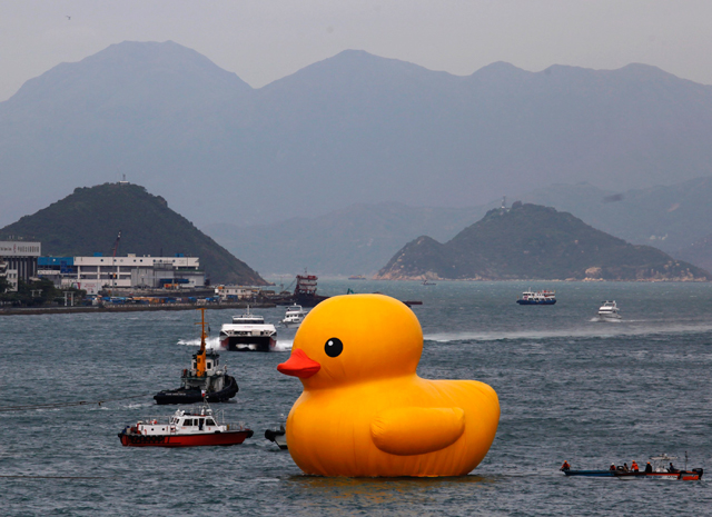 Vuelve el pato de goma gigante a las aguas del puerto de Japón 10 años  después de su desaparición