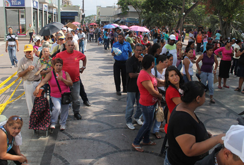 Siguen las colas para comprar alimentos en Carabobo