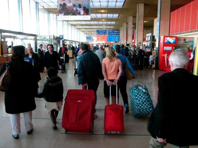 Cancelan cientos de vuelos en Francia tras huelga en aeropuertos