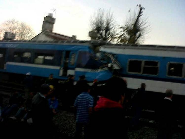 Tres muertos y 155 heridos por choque de trenes en Argentina