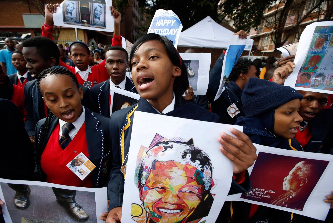 Mandela celebra sus 95 años en el hospital