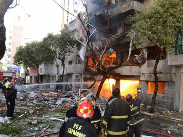 8 muertos en argentina por explosión en edificio