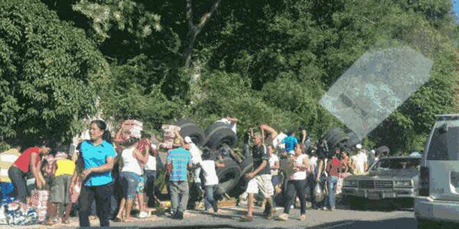 Gandola cargada de atún se volcó en Cumaná y fue saqueada