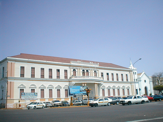 Familiares de pacientes en Hospital Central de Maracaibo tienen que llevar los insumos de sus casas