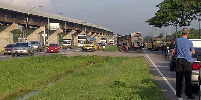 Fuerte congestionamiento en la ARC por autobús accidentado