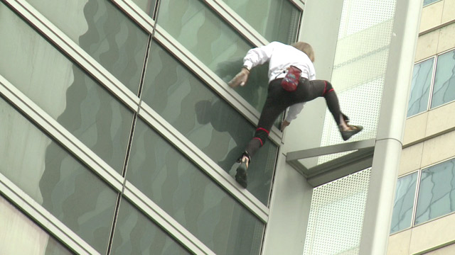 “Spiderman” francés visto en París (Video)