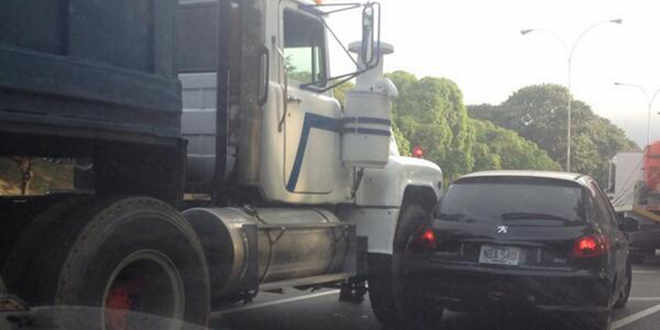 Fuerte retraso en la Valle-Coche por choque entre gandola y vehículo