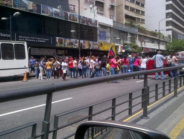 Protesta frente al Inavi en Chacao genera congestión vehicular