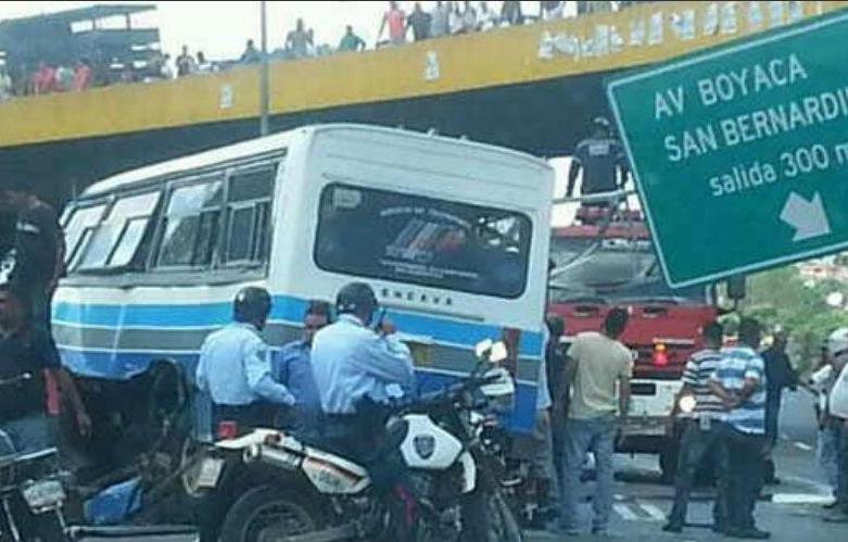 Trancada la autopista por accidente en el distribuidor Metropolitano (Fotos)