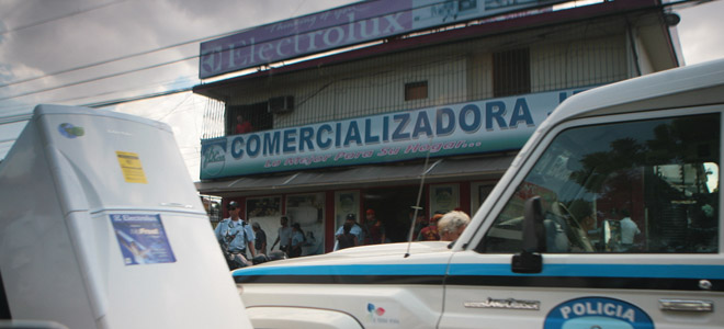 Zulianos en las colas: Queremos comprar, no robar