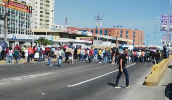 Compradores cerraron avenida para exigir que abrieran una tienda (Foto)