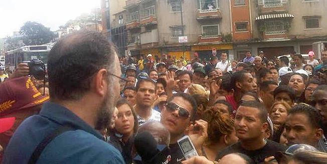 Autoridades controlan situación en tienda de electrodomésticos (Fotos)