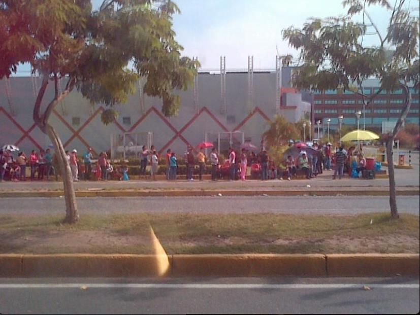 Así está la cola para comprar en un supermercado (Foto)