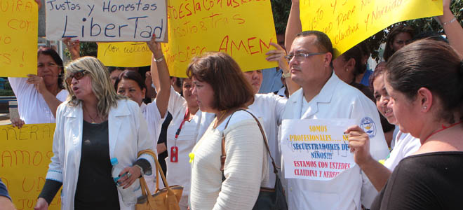 Respaldan a enfermeras señaladas por rapto de bebés