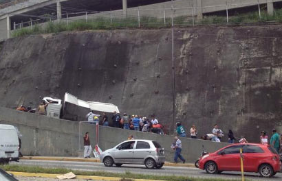 Reportan saqueo de camión de vinos volcado en La Boyera (Fotos)