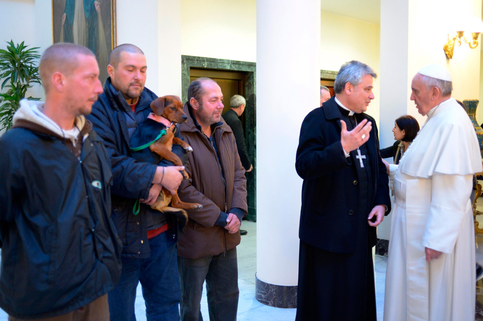 El papa celebra su cumpleaños desayunando con cuatro vagabundos (Fotos)