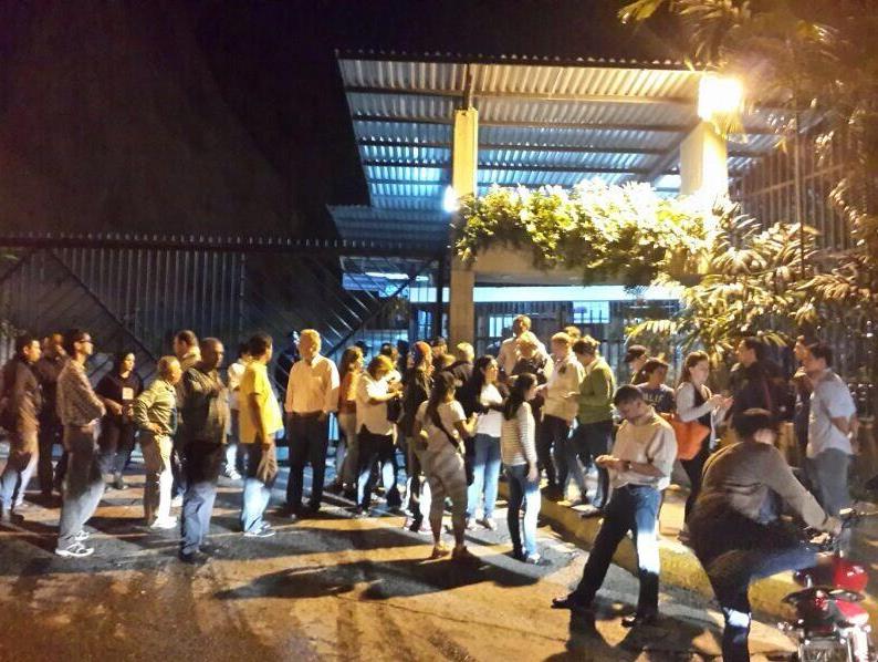 Alrededor de 300 electores se mantienen esperando para votar en colegio Friedman