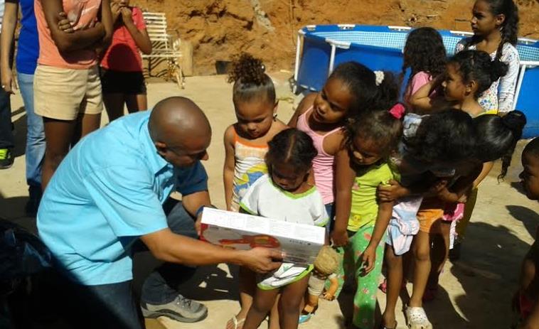 Víctor Ruz realizó una jornada de entrega de juguetes al oeste de Maracaibo