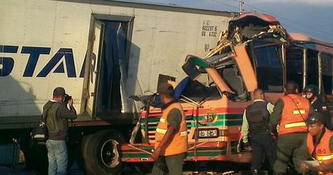 Terrible accidente en la Autopista Regional del Centro entre autobús y gandola