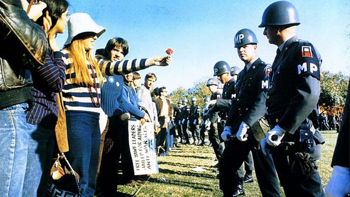 El Flower Power Durante Las Protestas Hippies Contra La Guerra De Vietnam. Arlington Virginia 1967 ?fit=1170%2C658