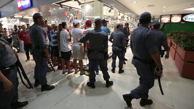 Centros comerciales de Brasil se preparan para invasión de “rolezinhos”