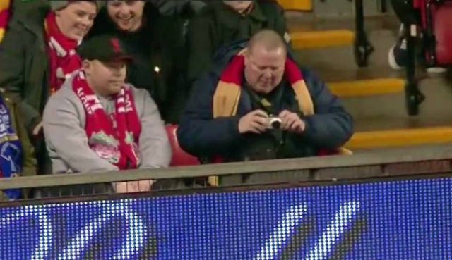 Este fanático se llevó un recuerdo inusual de su ida al estadio (Video)