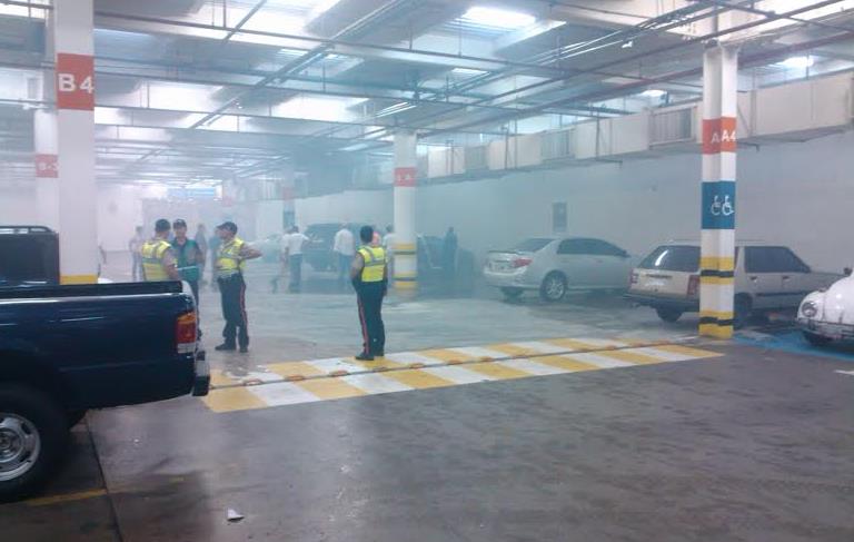 Carro en llamas en el estacionamiento del Sambil (Foto)