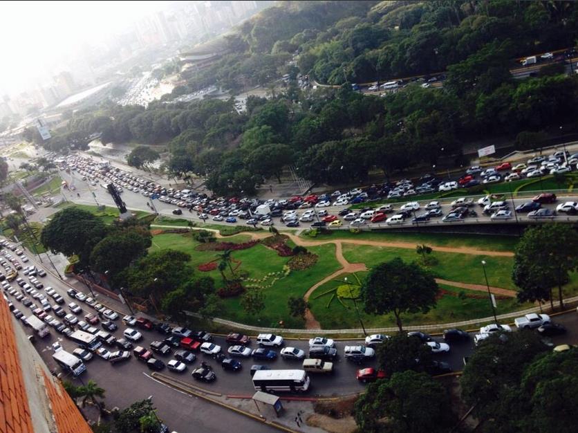 Fuerte cola en Plaza Venezuela por exigencia de calcomanía en UCV (Foto)