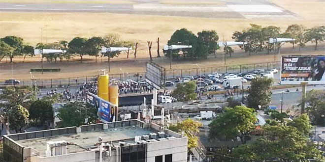 Cerrada autopista Francisco Fajardo en ambos sentidos por estudiantes (Fotos)