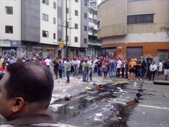 Alertan a conductores a no transitar por Chacao; alambres y aceite en las vías(Fotos)