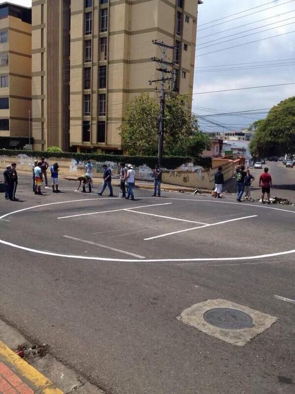 Helicóptero sobrevuela San Cristobal y manifestantes le pintan un helipuerto