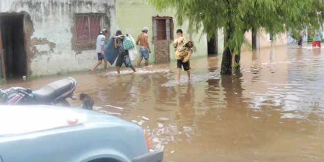 Decenas de personas afectadas por inundaciones en Uruguay